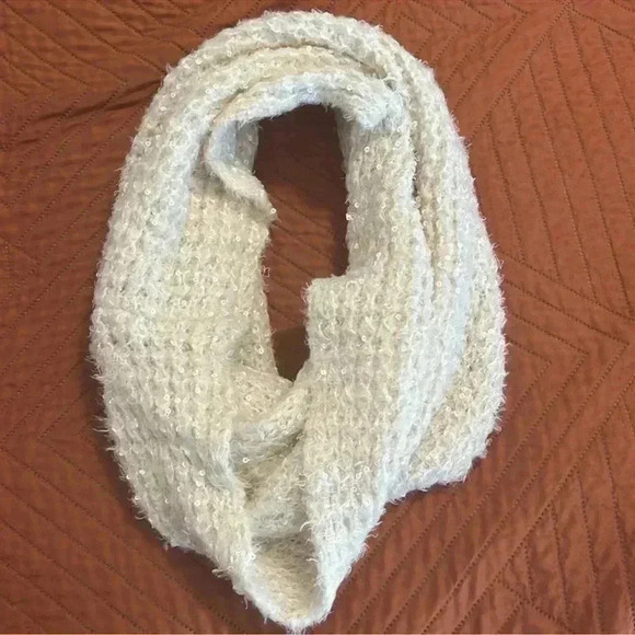 Women’s universal scarf, color cream with slight speckles of glitter - Picture 1 of 6